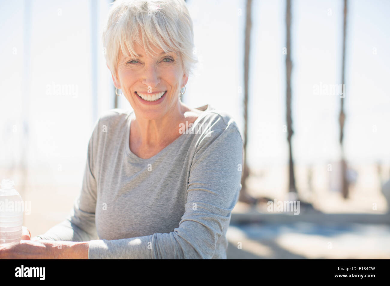 Portrait of smiling senior woman outdoors Banque D'Images