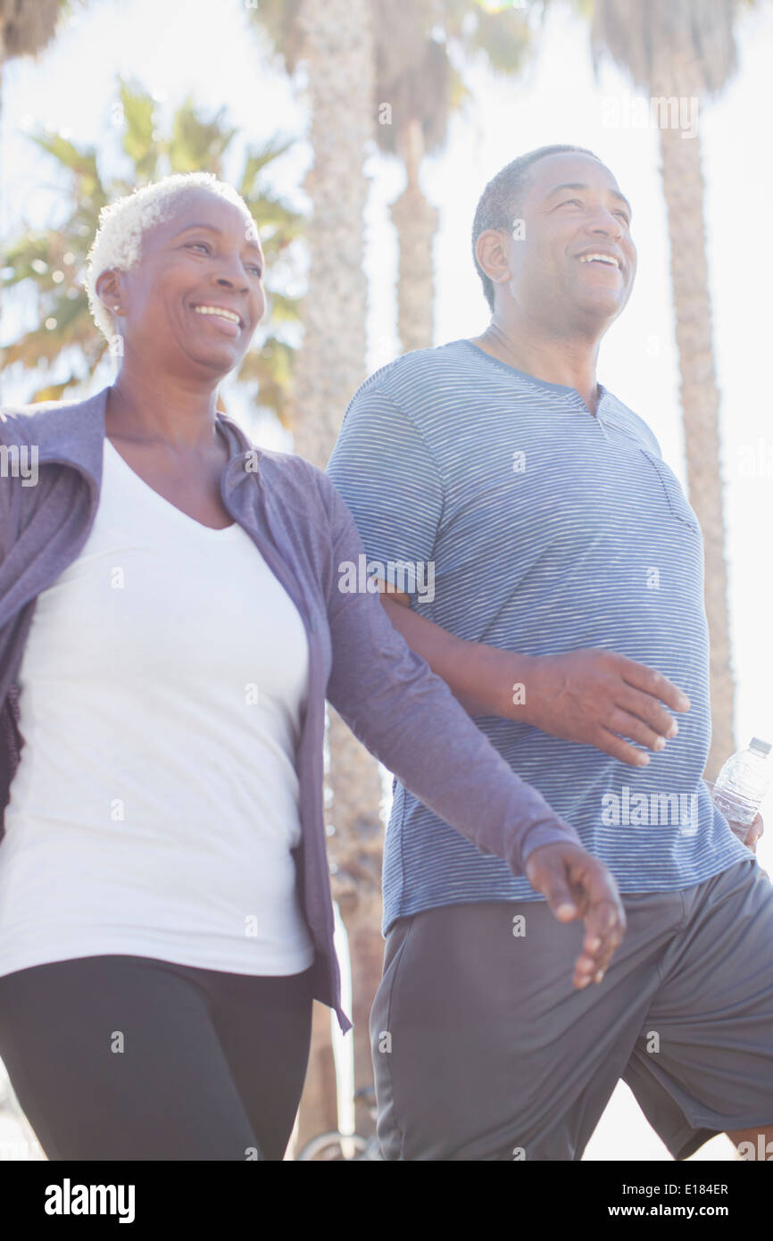 Puissance couple walking outdoors Banque D'Images