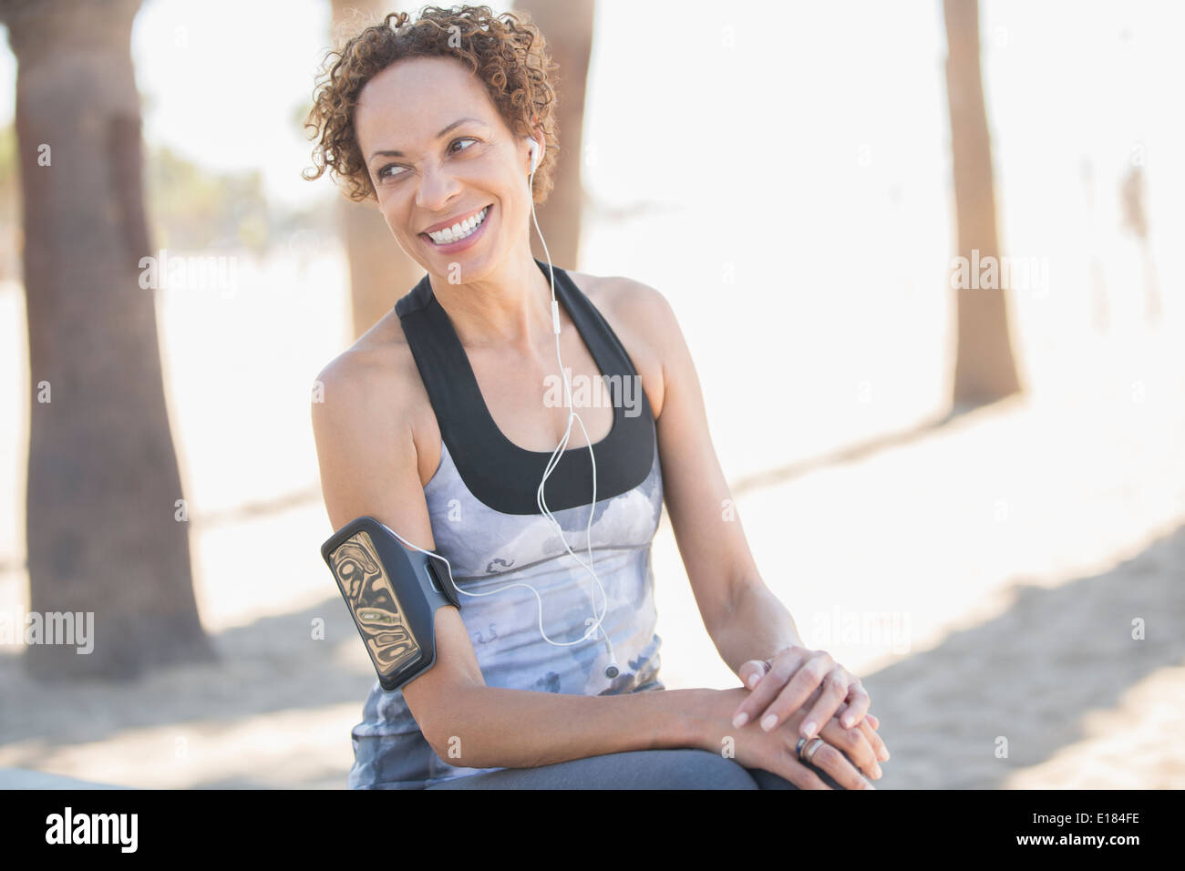 Smiling woman wearing sportswear en bande de bras Banque D'Images