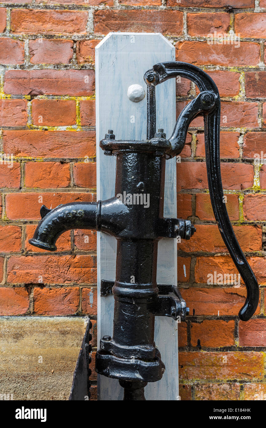 L'ancienne traditionnelle de la pompe à eau en fonte avec poignée Banque D'Images