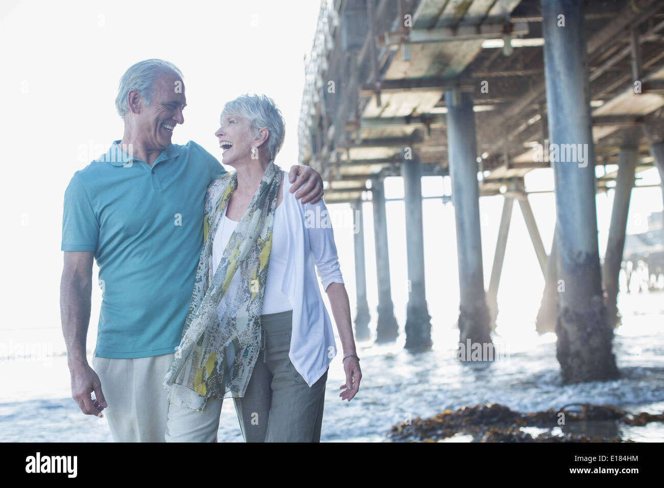 Couple près de pier at beach Banque D'Images