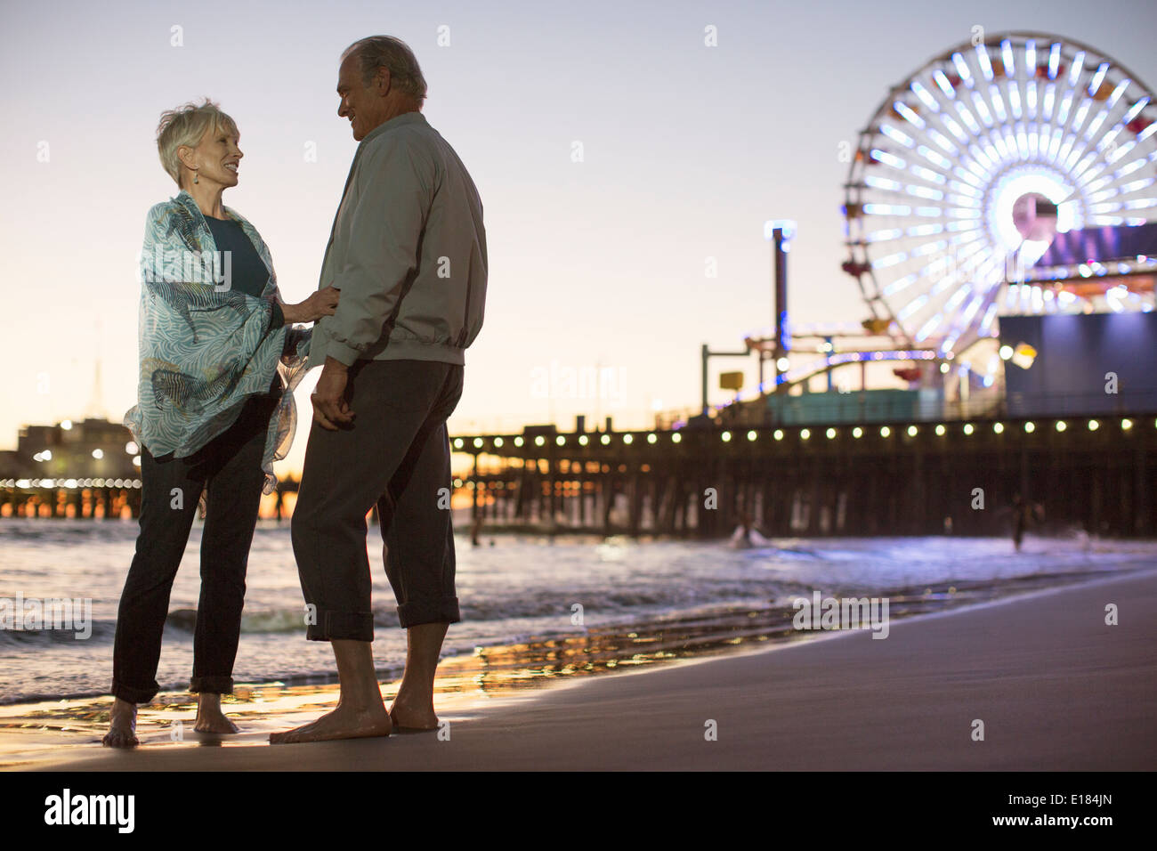 Senior couple on beach at night Banque D'Images