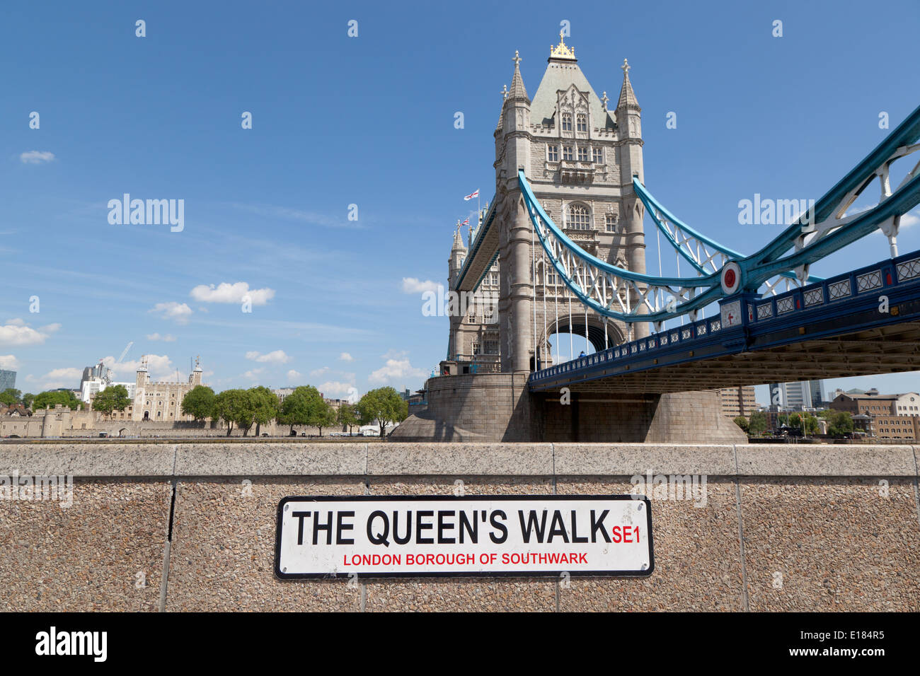 La Tour de Londres Pont de la reine à pied. Banque D'Images