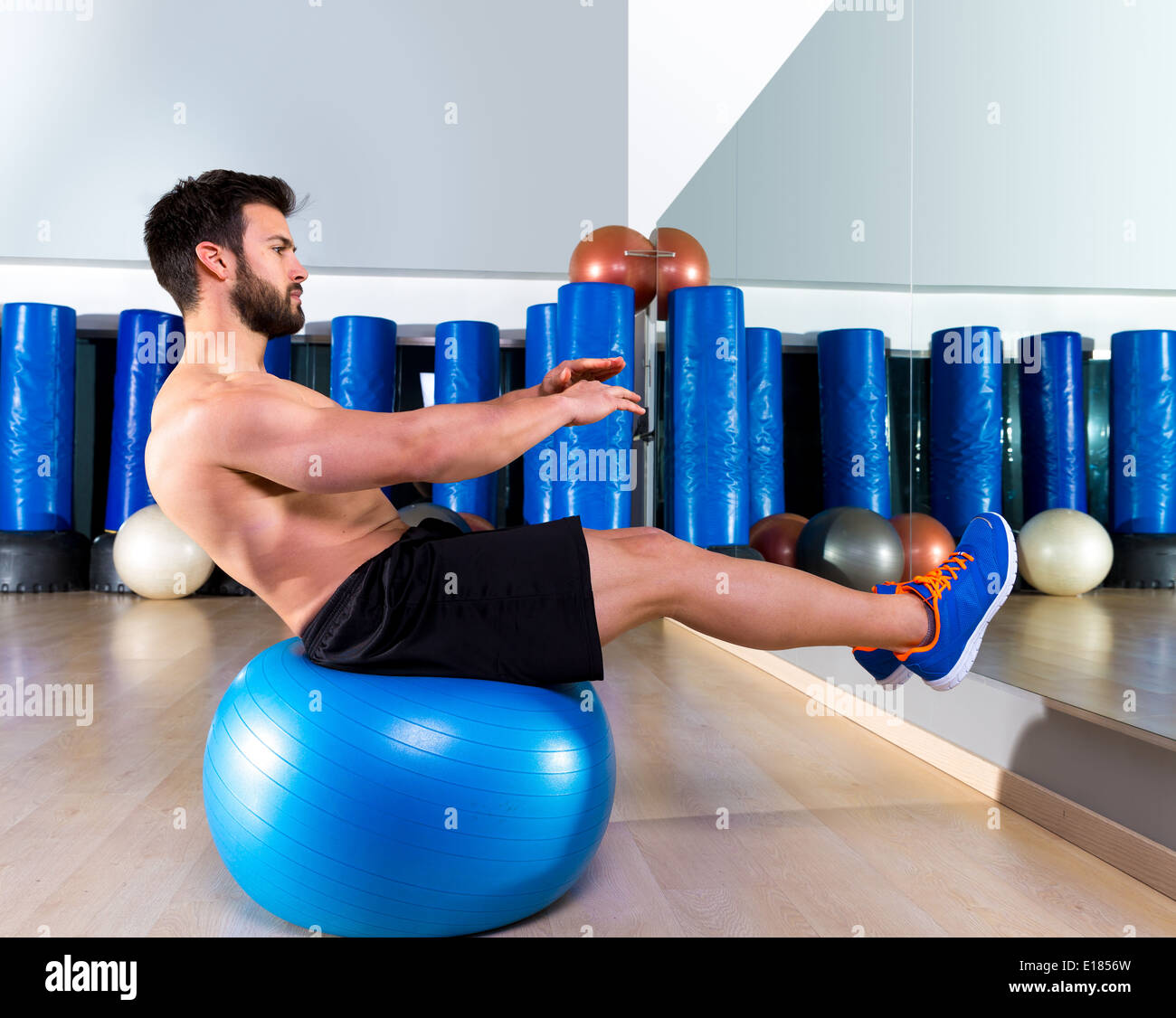 L'équilibre Fitball craquement abdominal Swiss ball man at gym Photo Stock  - Alamy
