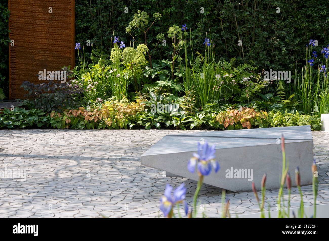 Vue de la plantation et de granit banc asymétrique dans le jardin à l'Hydropanorama RBC RHS Chelsea Flower Show 2014 Banque D'Images