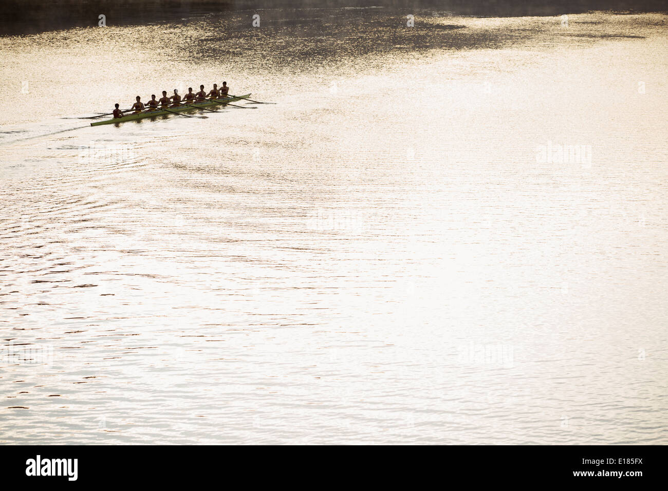 Dans l'équipe d'aviron de godille sur sunny lake Banque D'Images