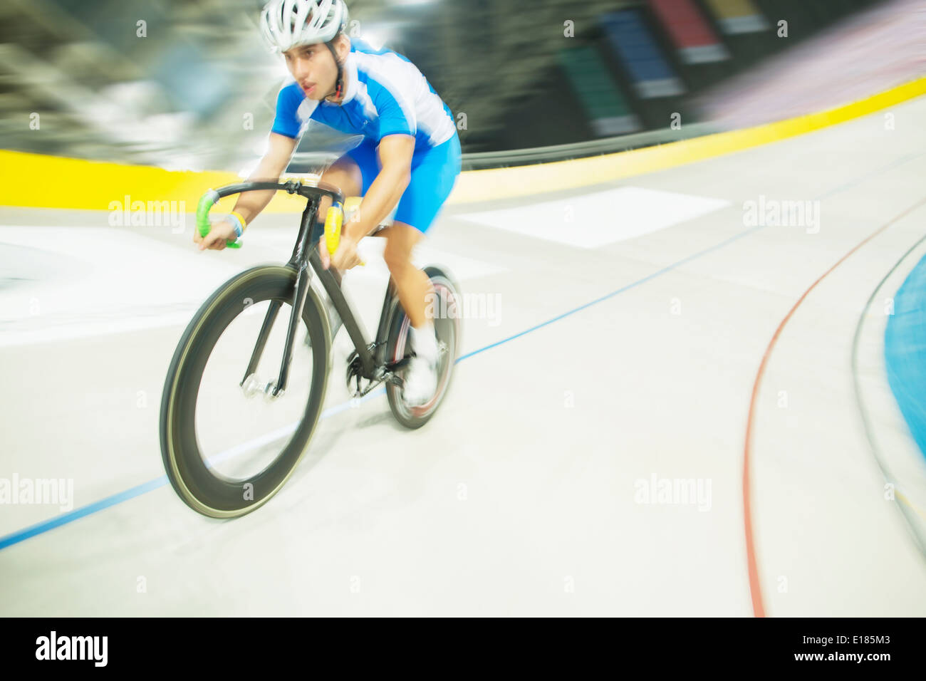 Track cyclist riding in velodrome Banque D'Images