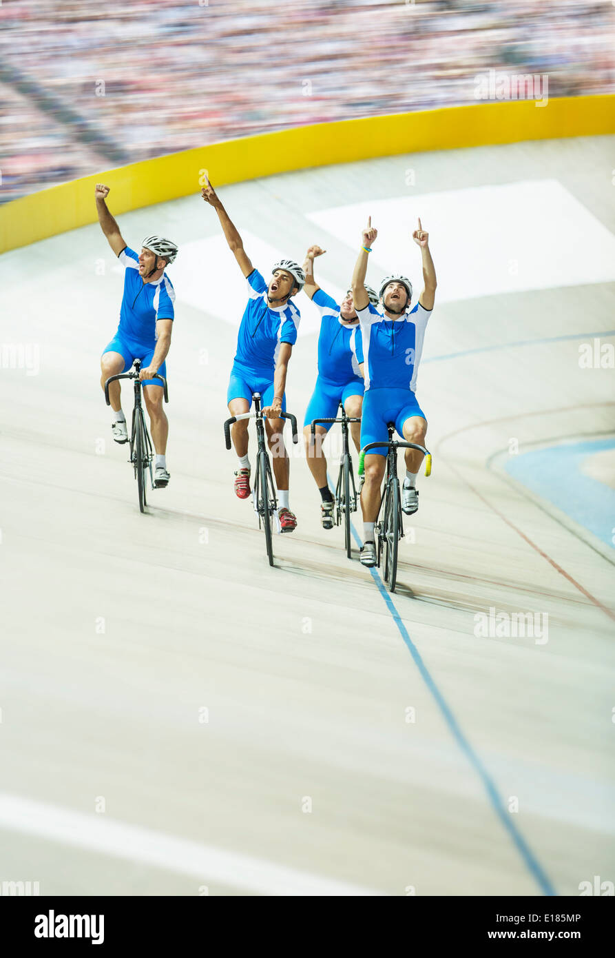 L'équipe de cyclisme sur piste vélodrome en fête Banque D'Images