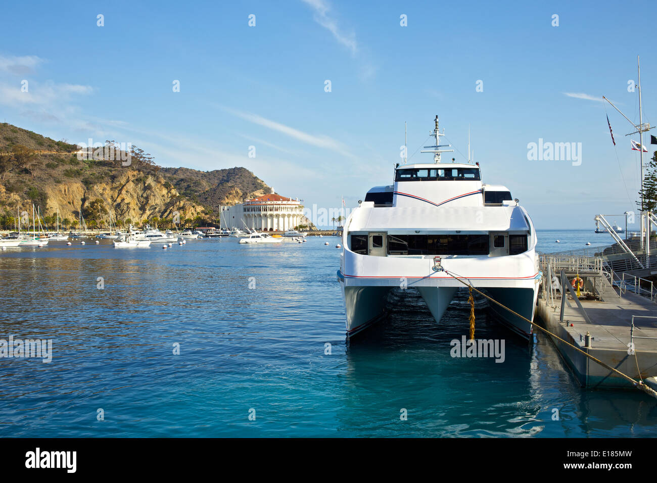 Catalina Express SeaCat amarré à Avalon, l'historique Bâtiment Casino en arrière-plan, l'île de Catalina, en Californie. Banque D'Images