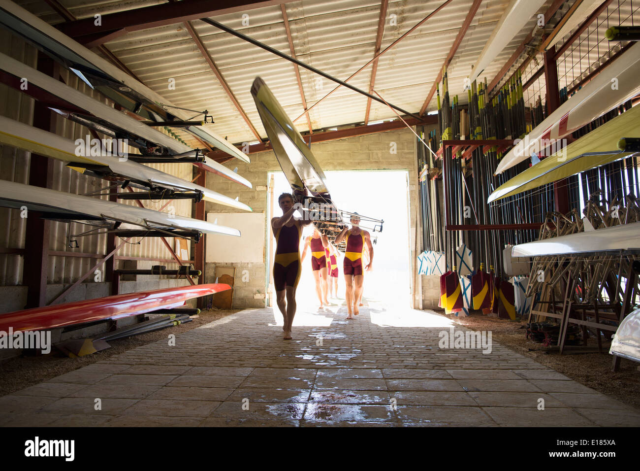 L'équipe d'aviron de godille comptable en shed Banque D'Images