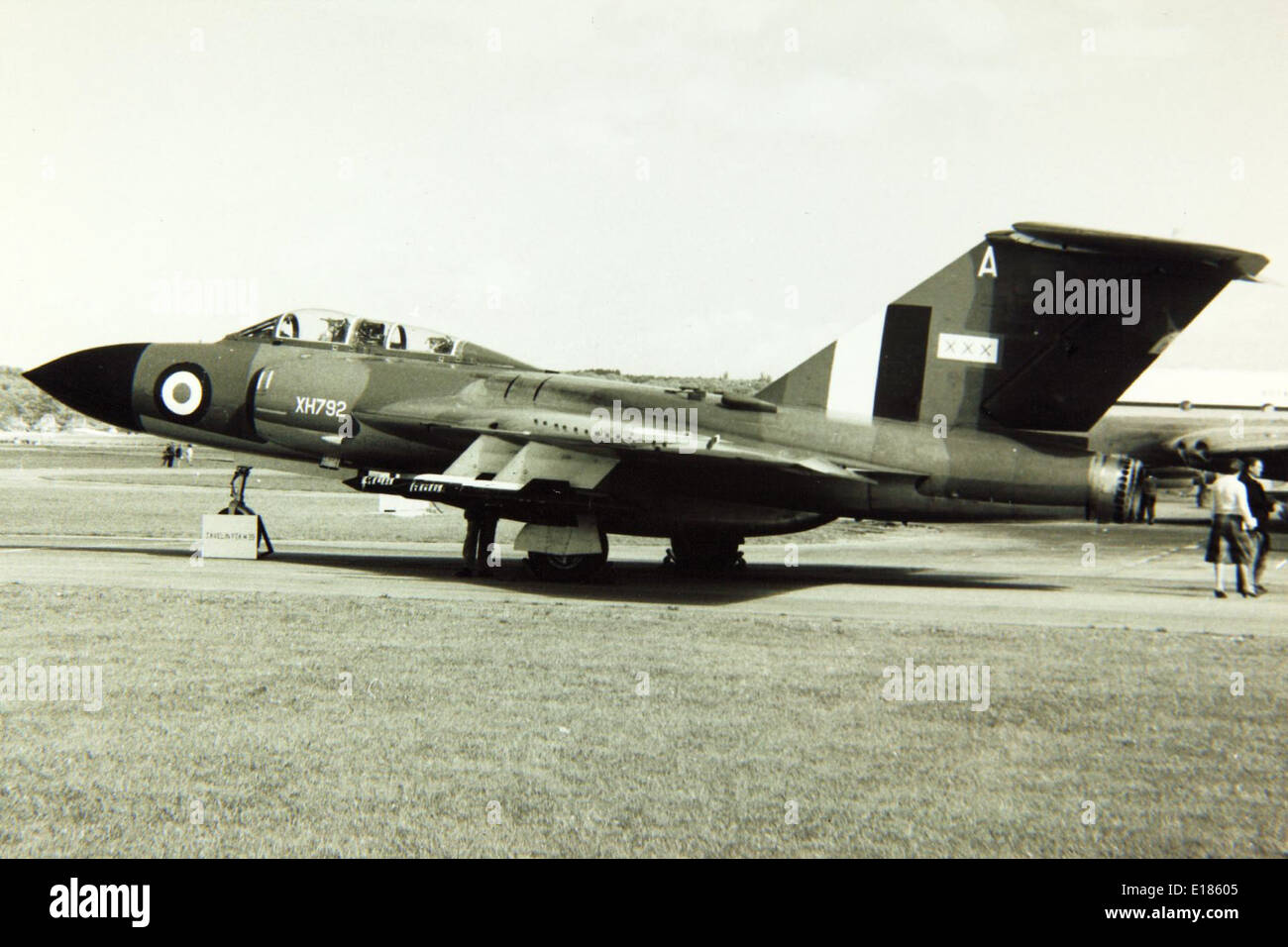 Le Gloster Javelin FA(W) était un avion d'interception bimoteur britannique tout temps développé pour la Royal Air Force. Introduit au début des années 1950, il a été conçu pour fonctionner dans toutes les conditions météorologiques et était armé de puissants radars et missiles pour l'interception à haute altitude. Le Javelin a été principalement utilisé pour la défense pendant la guerre froide. Banque D'Images