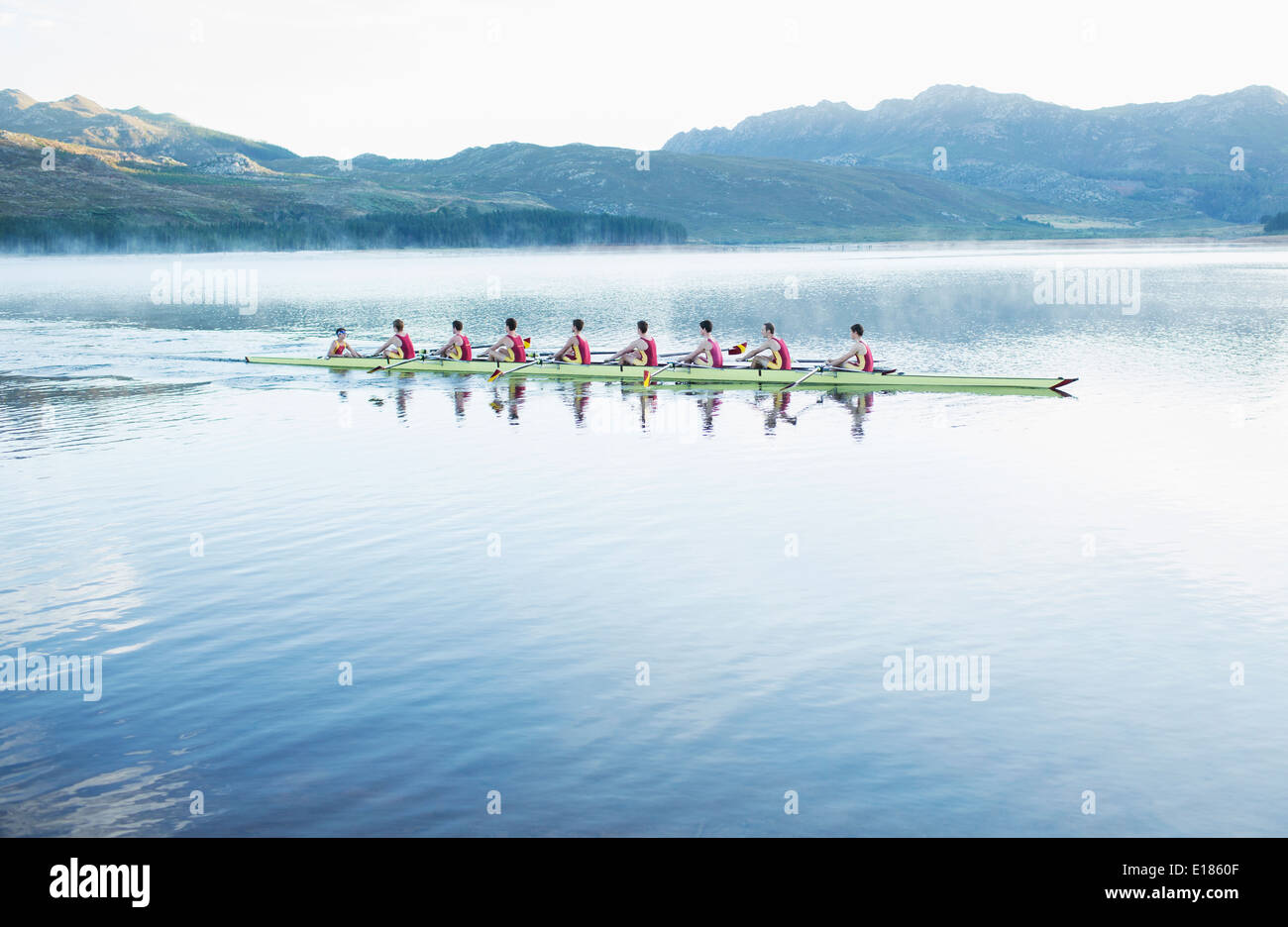 L'équipe d'aviron de godille d'aviron sur le lac Banque D'Images
