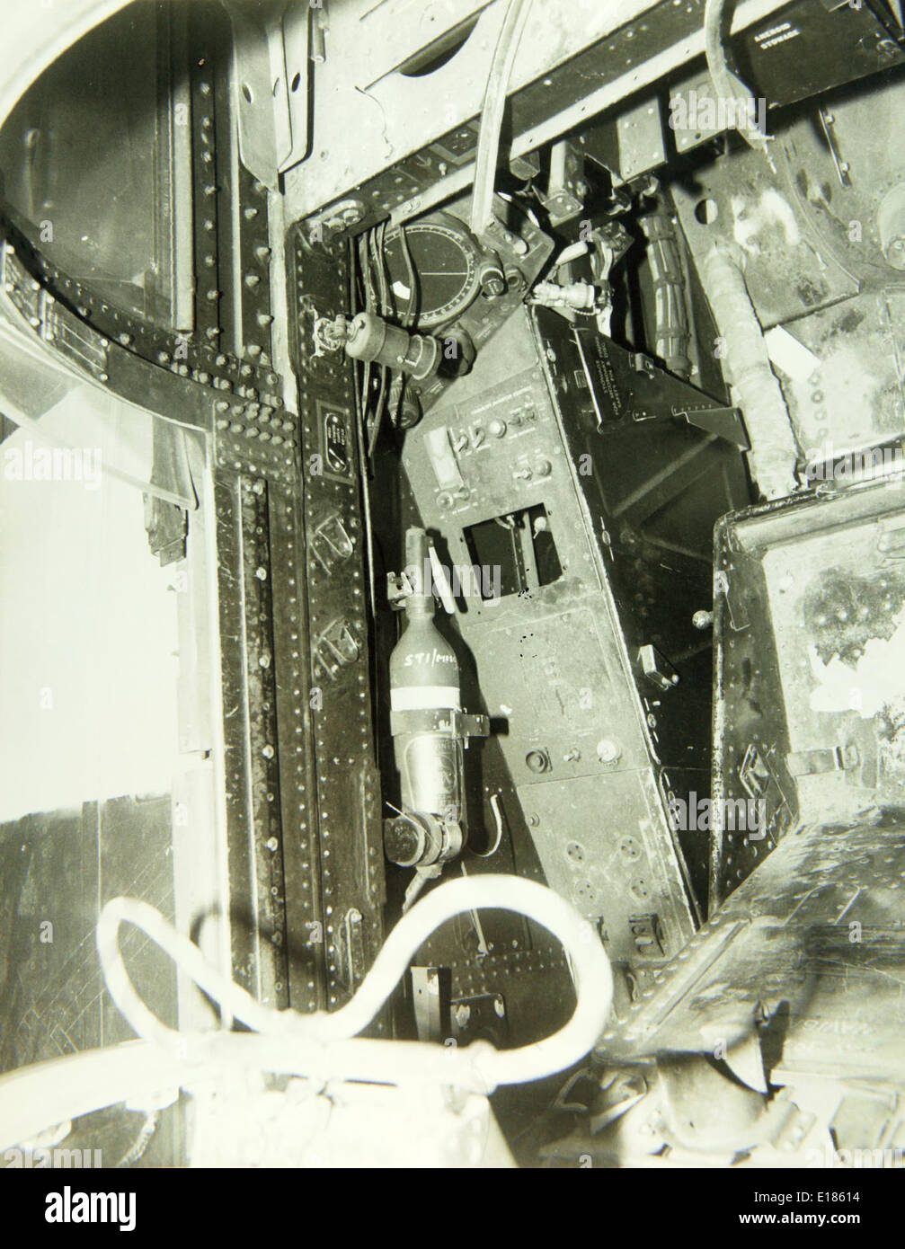 Le Gloster Javelin FA(W) était un avion de chasse bimoteur britannique utilisé par la Royal Air Force (RAF). Connu pour sa conception distinctive de l'aile delta, le Javelin a été développé pour répondre aux besoins de la défense aérienne de l'après-guerre, servant d'intercepteur clé dans les années 1950 Banque D'Images