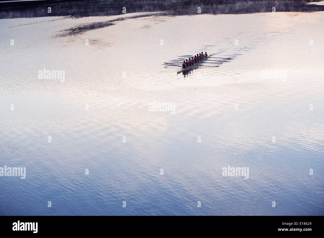 L'équipe d'aviron de godille aviron sur le lac à distance Banque D'Images