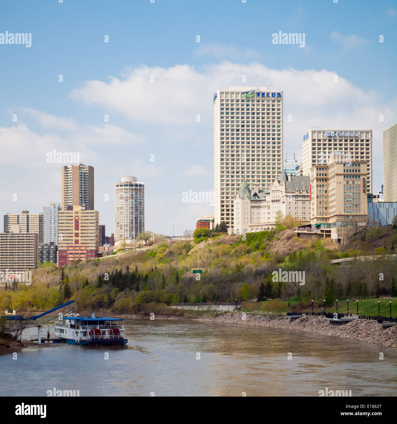 L'horizon du centre-ville d'Edmonton, Alberta, Canada et la rivière Saskatchewan Nord. Louise McKinney Park au premier plan. Banque D'Images
