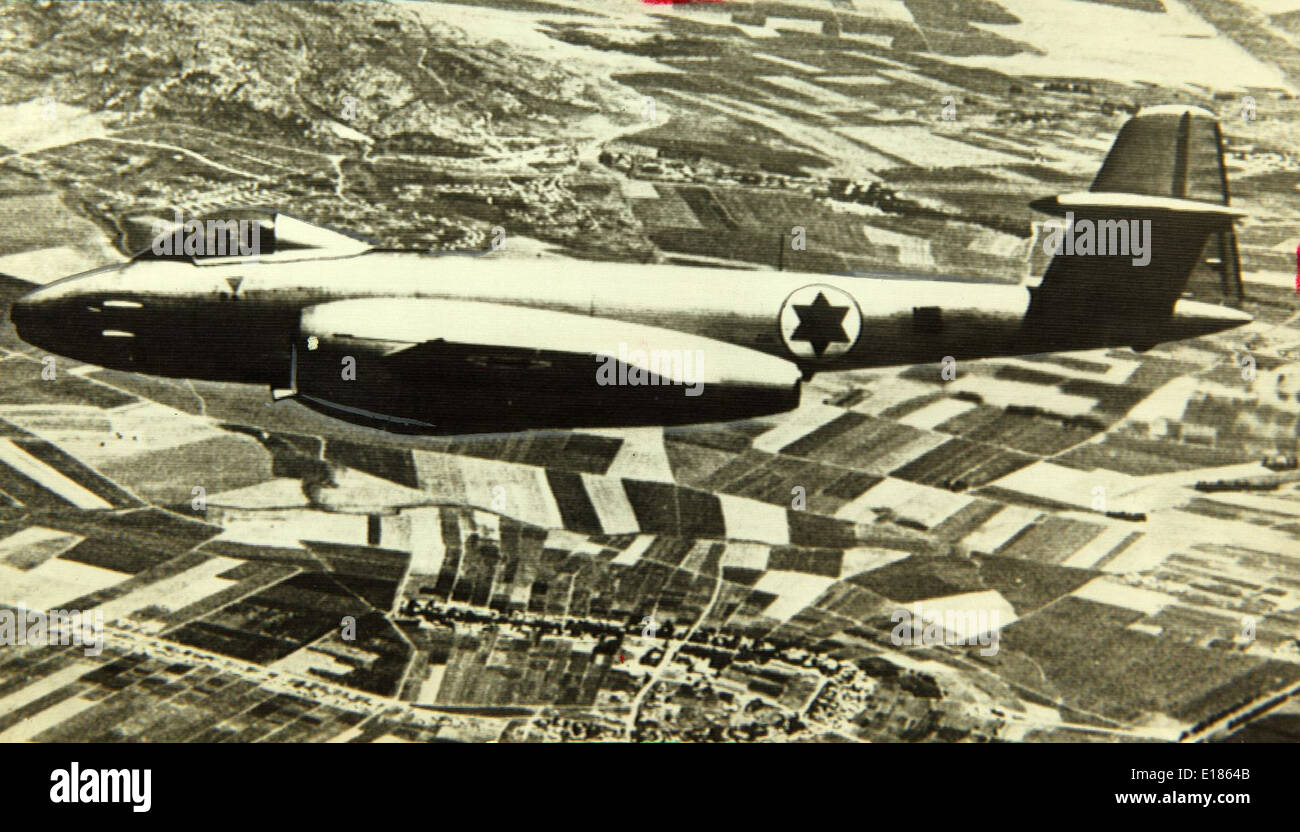 Le Gloster Meteor fut le premier chasseur à réaction britannique, développé pendant la seconde Guerre mondiale. Il servit à la fois dans la RAF et plus tard dans diverses autres forces aériennes, jouant un rôle clé dans les premiers jours de l'aviation à réaction. La conception et le développement du Meteor ont été des jalons importants dans l’évolution de l’aviation militaire. Banque D'Images