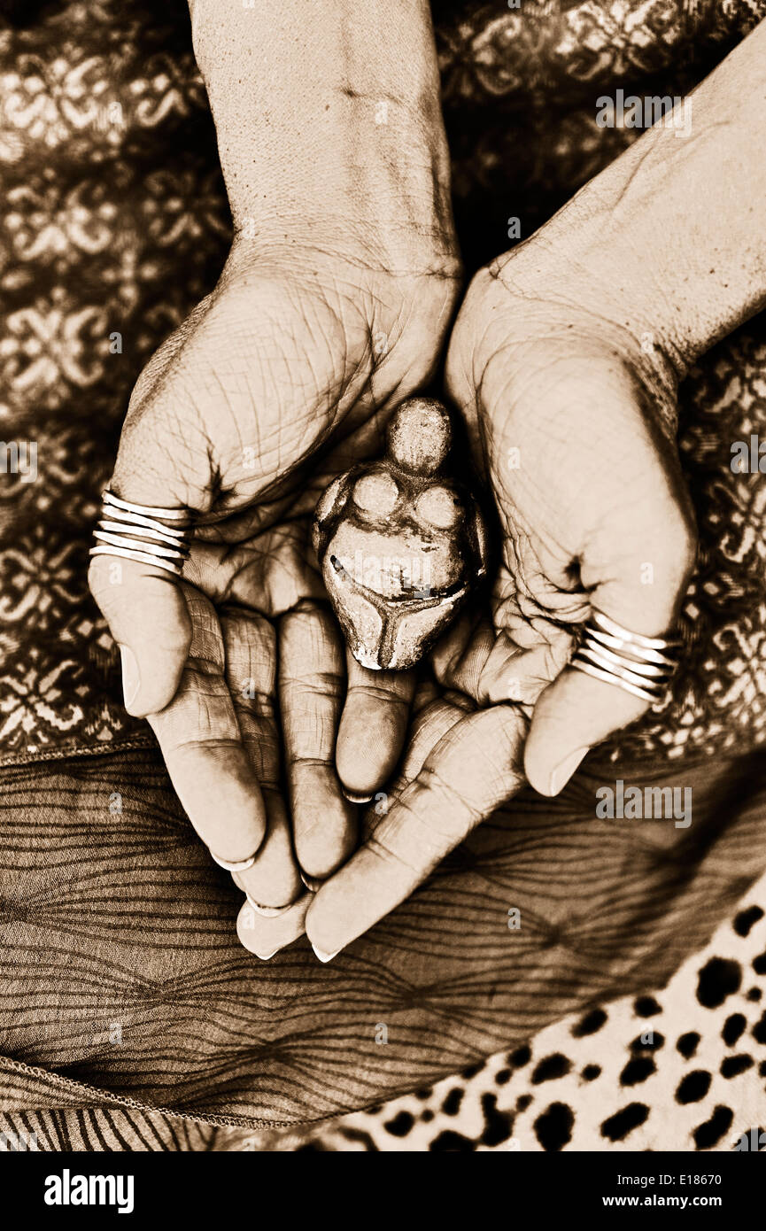 A woman's hands holding une figurine de Gaia. Banque D'Images