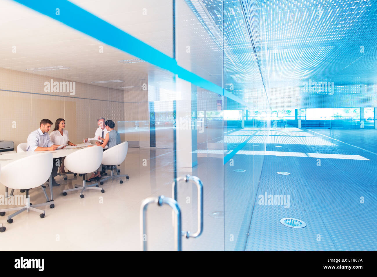 Business at conference table Banque D'Images