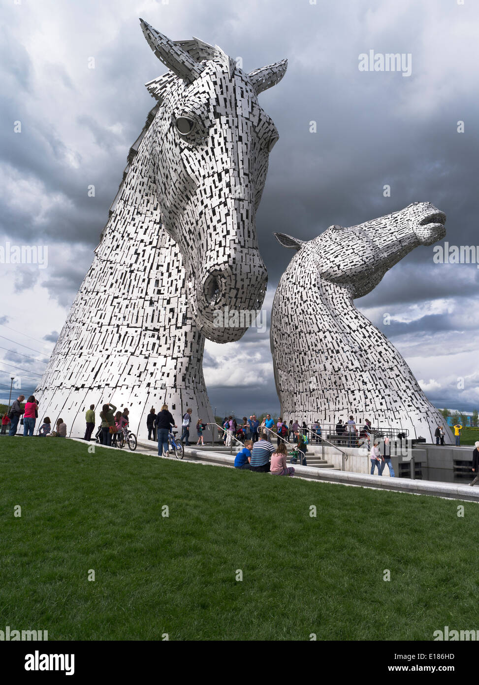 Dh Helix Park FALKIRK STIRLINGSHIRE Kelpies statues l'Hélix Monuments à chevaux sculpture par Andy Scott Banque D'Images