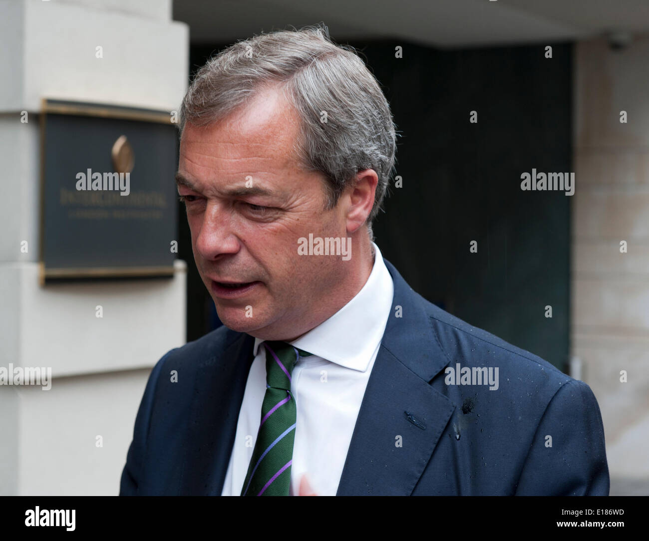 Londres, Royaume-Uni. 26 mai, 2014. Nigel Farage en dehors de l'Hôtel Intercontinental London Westminster rue Broadway Il est allé avec l'équipe de l'UKIP pour célébrer la victoire électorale MEP/Prixpics Crédit : Alamy Live News Banque D'Images