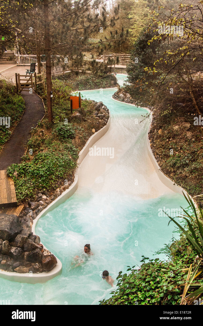 La piscine extérieure rapids glisse à Center Parcs, Longleat, Wiltshire, Angleterre, Royaume-Uni. Banque D'Images