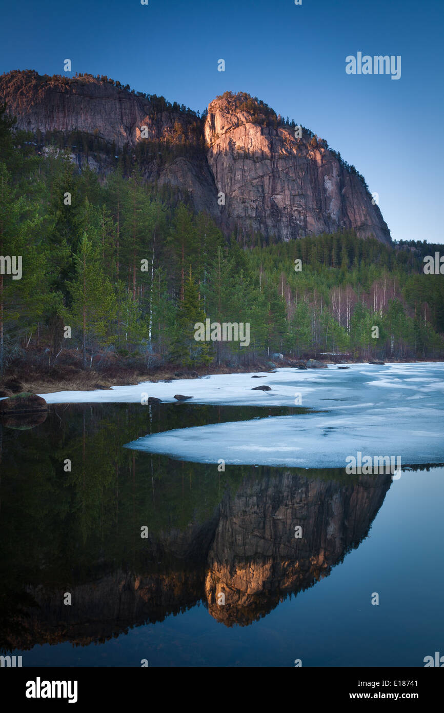 Le soir dernier soleil sur une montagne avec réflexion dans un lac près d'Eikhom à Nissedal, Telemark fylke, Norvège. Banque D'Images