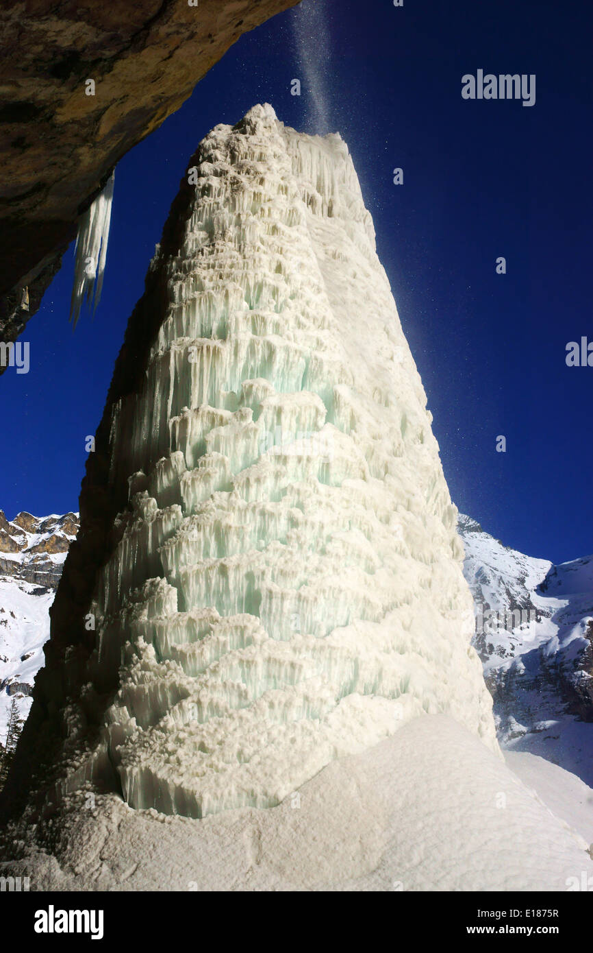 Pilier de glace à la chute d'Oeschinen Lake, Bluemlisalphorn à l'arrière. Kandersteg, Oberland alpes, Suisse Banque D'Images