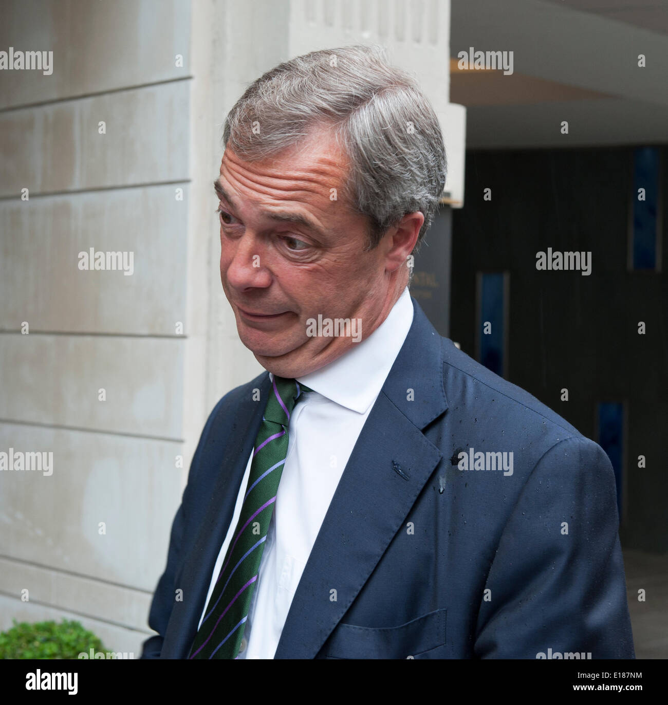 Nigel Farage Victoire Intercontinental Hotel Broadway Street London Uk avec l'équipe de l'UKIP pour célébrer l'élection 2014 MEP : Crédit Prixnews/Alamy Live News Banque D'Images