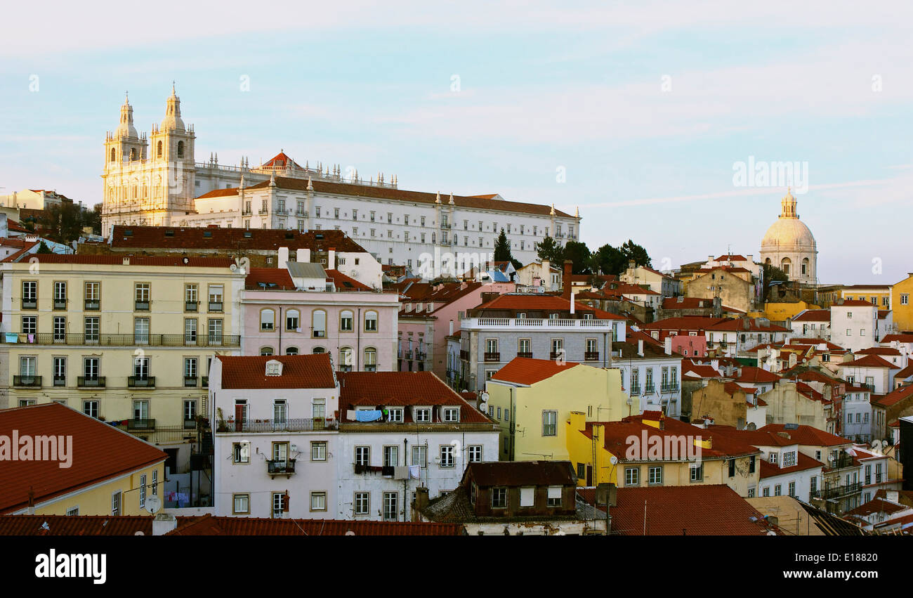 Alfama au crépuscule du point de vue de Santa Luzia Lisbonne Portugal Europe de l'ouest Banque D'Images