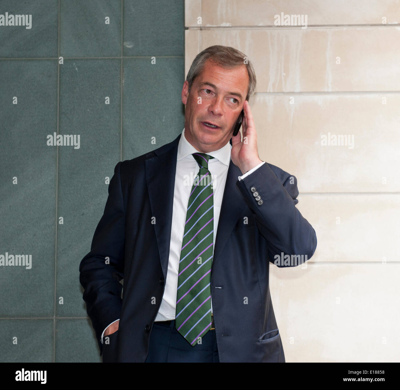 Nigel Farage sur la victoire à l'extérieur de l'Hôtel Intercontinental, rue Broadway London Uk avec l'équipe de l'UKIP pour célébrer l'élection 2014 MEP : Crédit Prixnews/Alamy Live News Banque D'Images