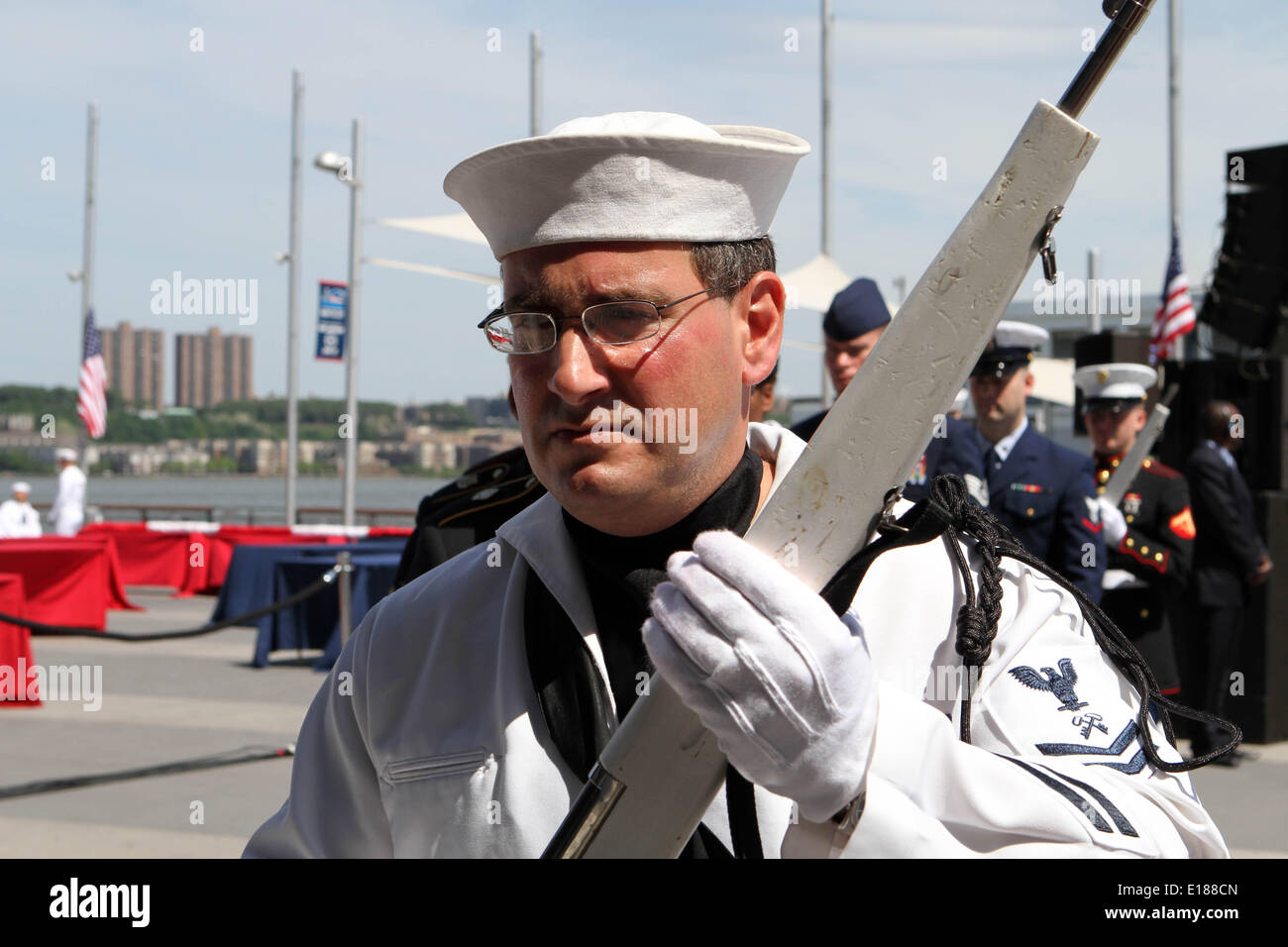 New York, New York, USA. 26 mai, 2014. Intrepid Sea, Air & Space Museum Cérémonie du Memorial Day 2014. Hommes et femmes et les dignitaires hommage aux soldats tombés, marin et marines qui ont perdu la vie il y a la définition de notre pays .Gerbe cérémonie, salut au canon et de déploiement de 100 pied American Flag Crédit : Bruce Cotler/Globe Photos/ZUMAPRESS.com/Alamy Live News Banque D'Images