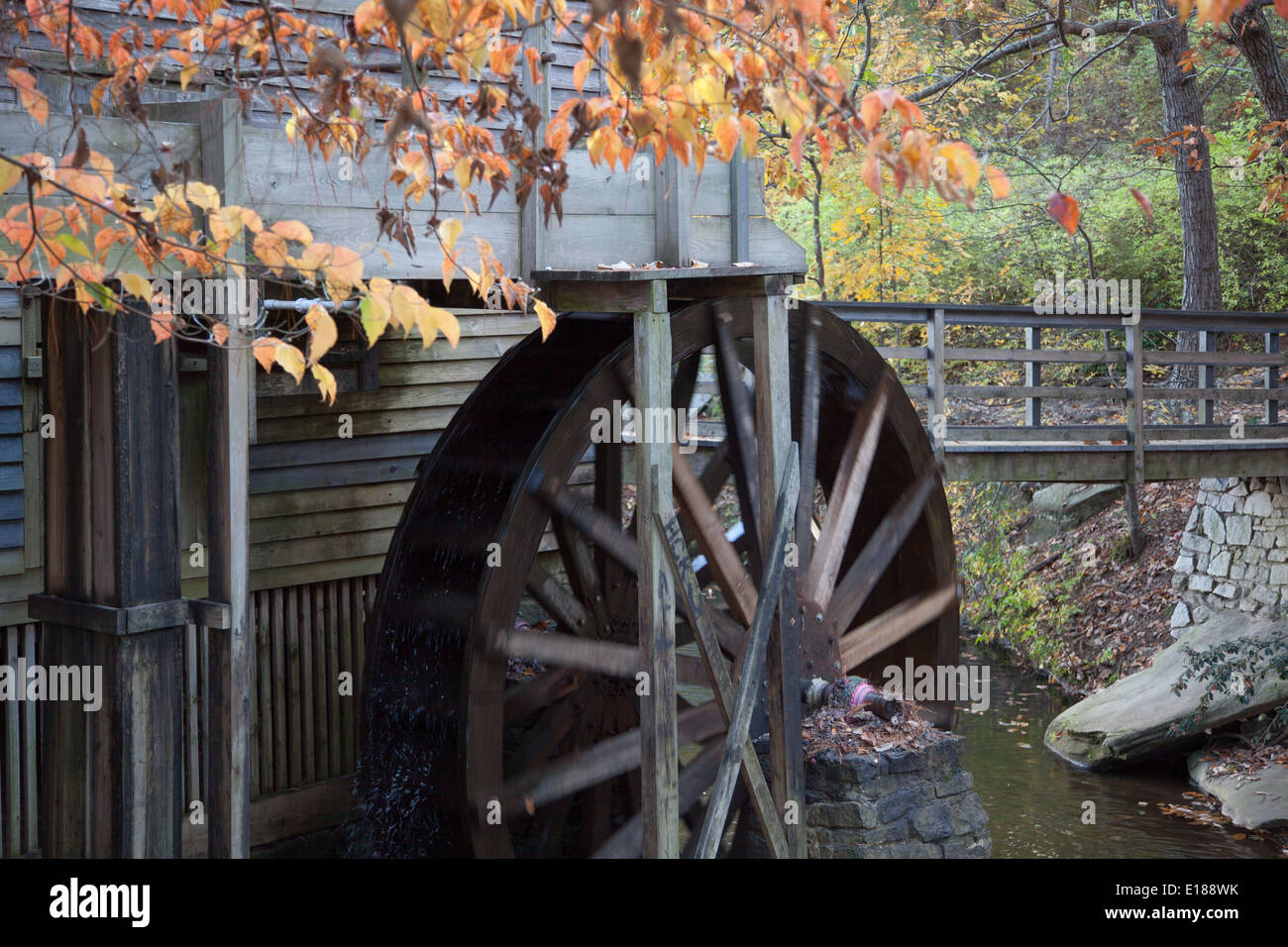 Roue de l'eau sur un vieux moulin en bois Banque D'Images