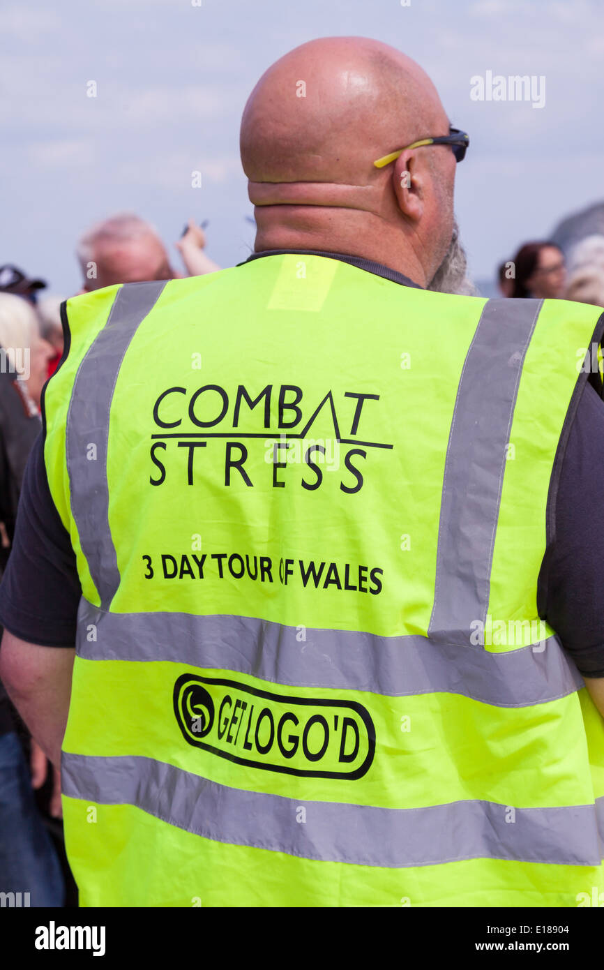 Llandudno, promenade, Conway, le Pays de Galles,18 mai 2014 homme portant une visibilité jaune veste ; mots stress de combat 3 Day Tour du Pays de Galles Banque D'Images