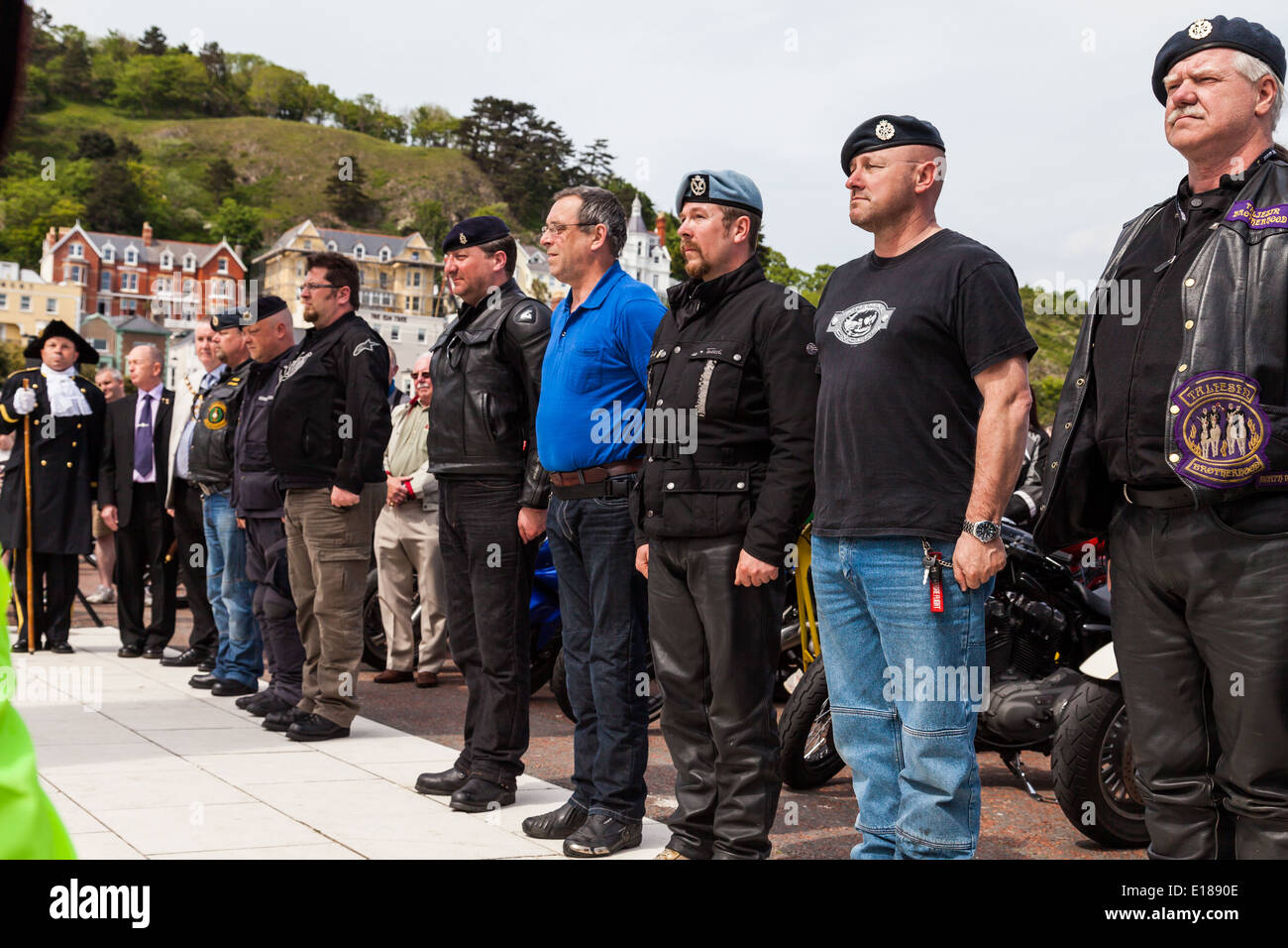 Llandudno, promenade, Conway, pays de Galles, 18 mai 2014. Les Motards de rendre hommage, au Monument commémoratif de guerre de Llandudno, Conway au Pays de Galles. Banque D'Images