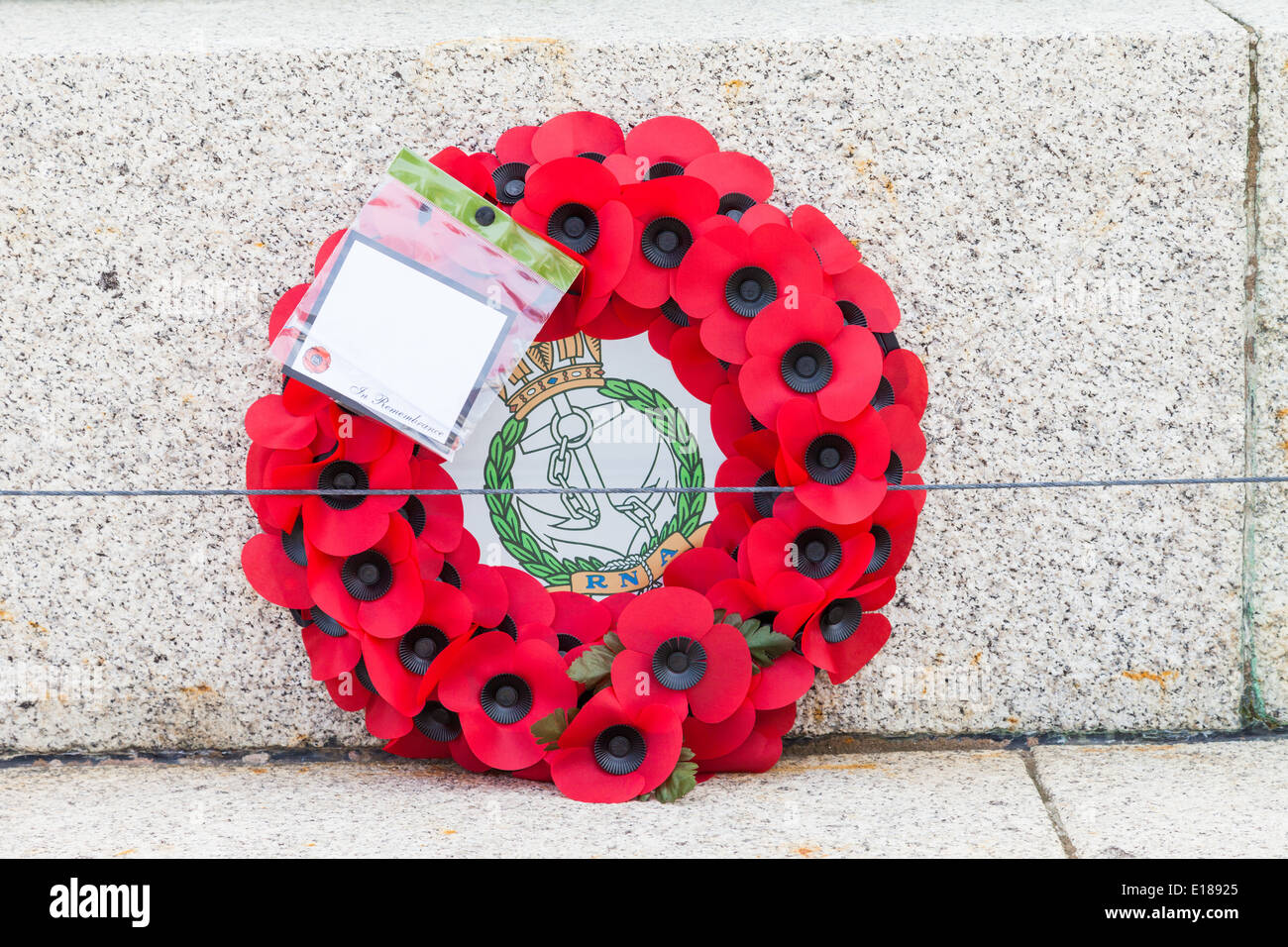 Llandudno, promenade, Conway, le Pays de Galles,18 Mai, 2014 ; simple couronne de coquelicots, mis au Monument commémoratif de guerre, par des collecteurs de fonds de motards. Banque D'Images