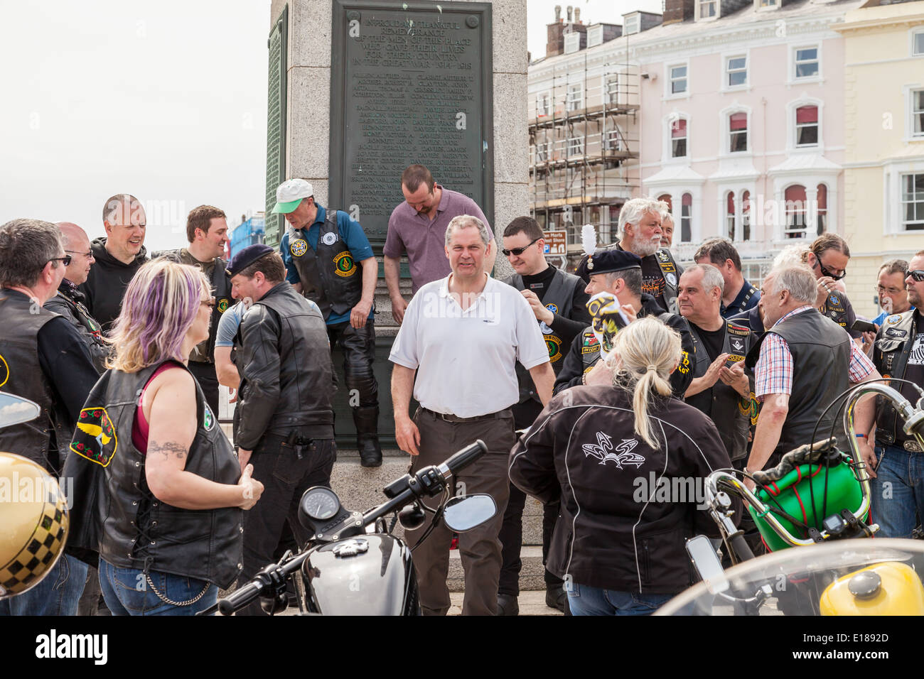 Llandudno, promenade, Conway, le Pays de Galles,18 Mai, 2014 ; comité permanent des motards à discuter après la cérémonie de remise des médailles aux militaires, au monument commémoratif de guerre Banque D'Images
