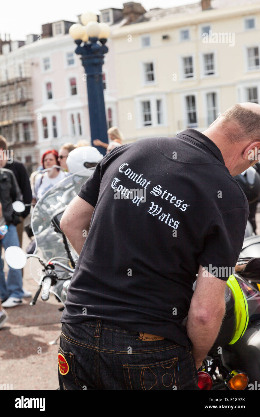 Llandudno, promenade, Conway, le Pays de Galles,18 Mai, 2014. Biker vêtu d'un chemise noire, avec les mots stress de combat tour de galles, Banque D'Images