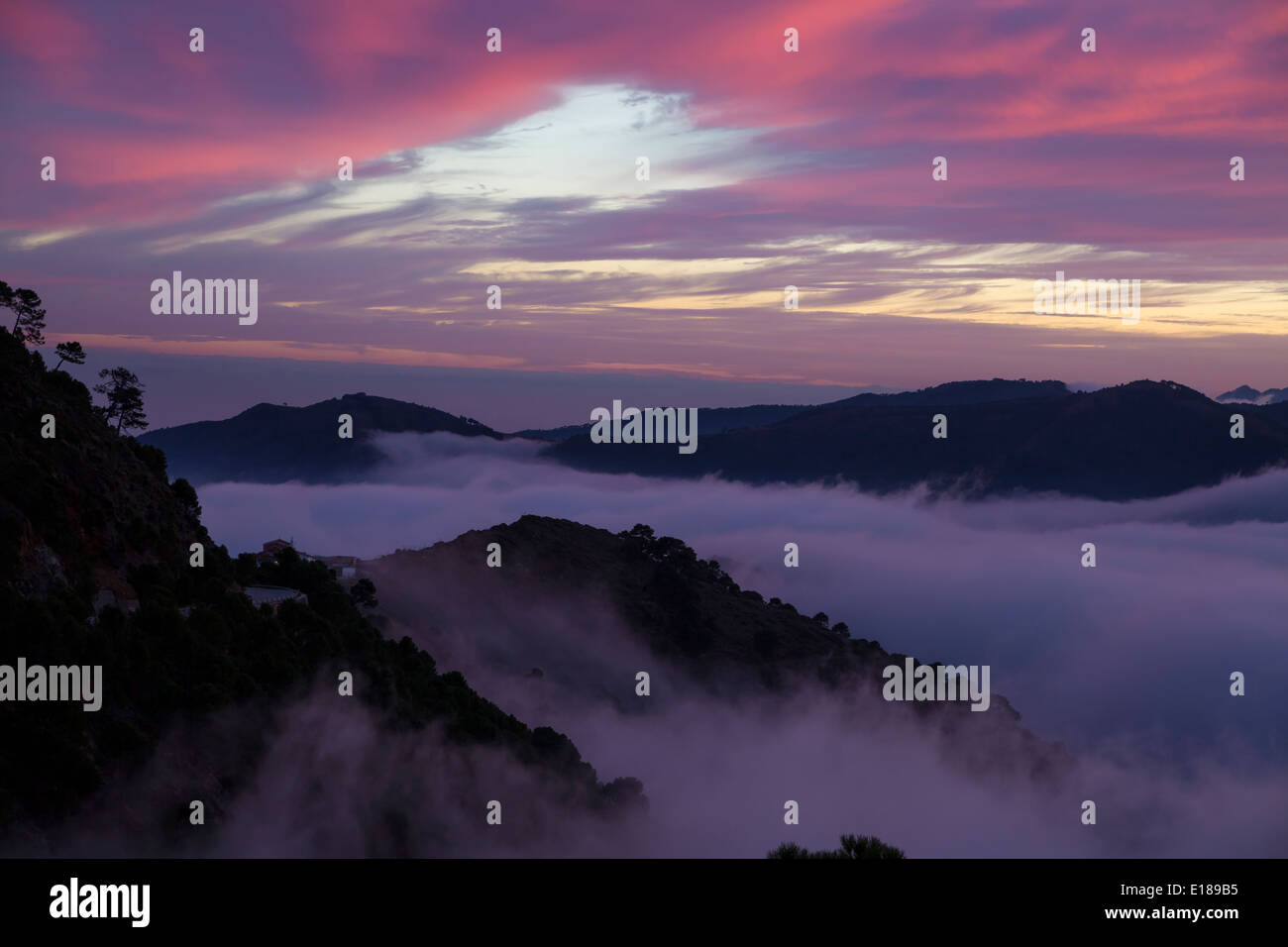 Ciel dramatique et le brouillard entre montagnes Banque D'Images