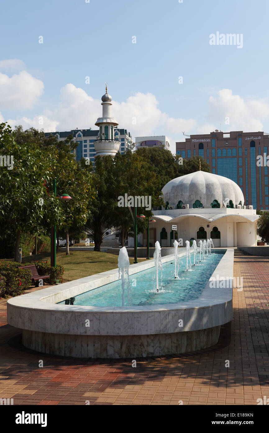 Mosquée et fontaine dans le parc de la famille au centre-ville d'Abu Dhabi, les Émirats arabes unis. Banque D'Images