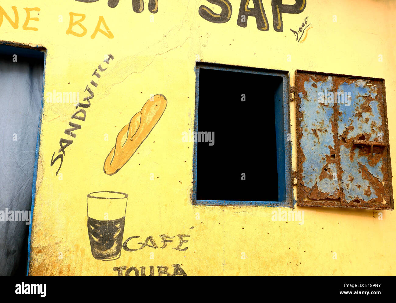 SAINT LOUIS DU SÉNÉGAL, SÉNÉGAL, 19 avril 2014 à : Les vendeurs annoncer leurs affaires avec des panneaux dans la rue le 1 avril Banque D'Images