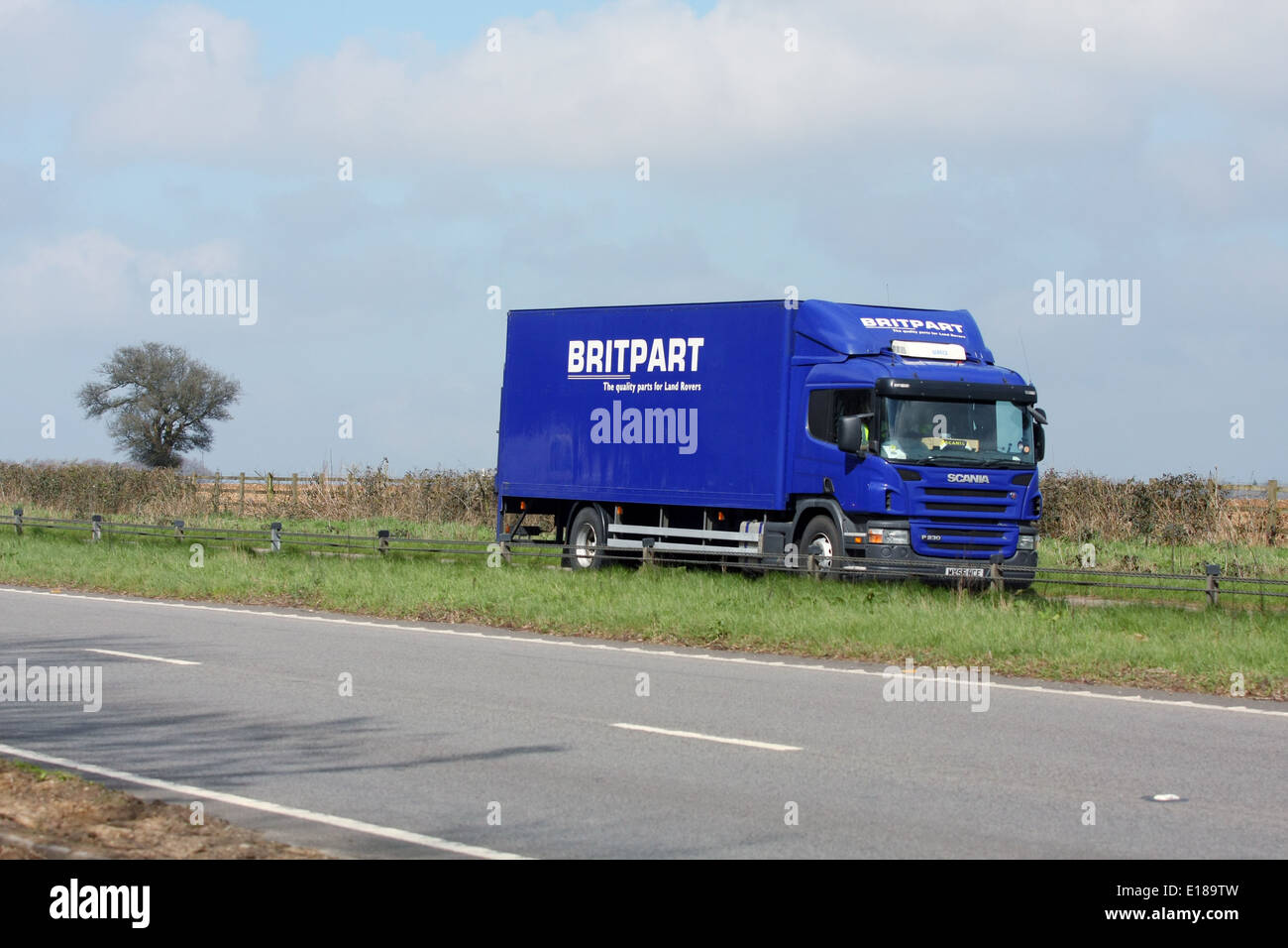 Britpart un chariot qui se déplacent le long de l'A417 à deux voies dans les Cotswolds, en Angleterre Banque D'Images