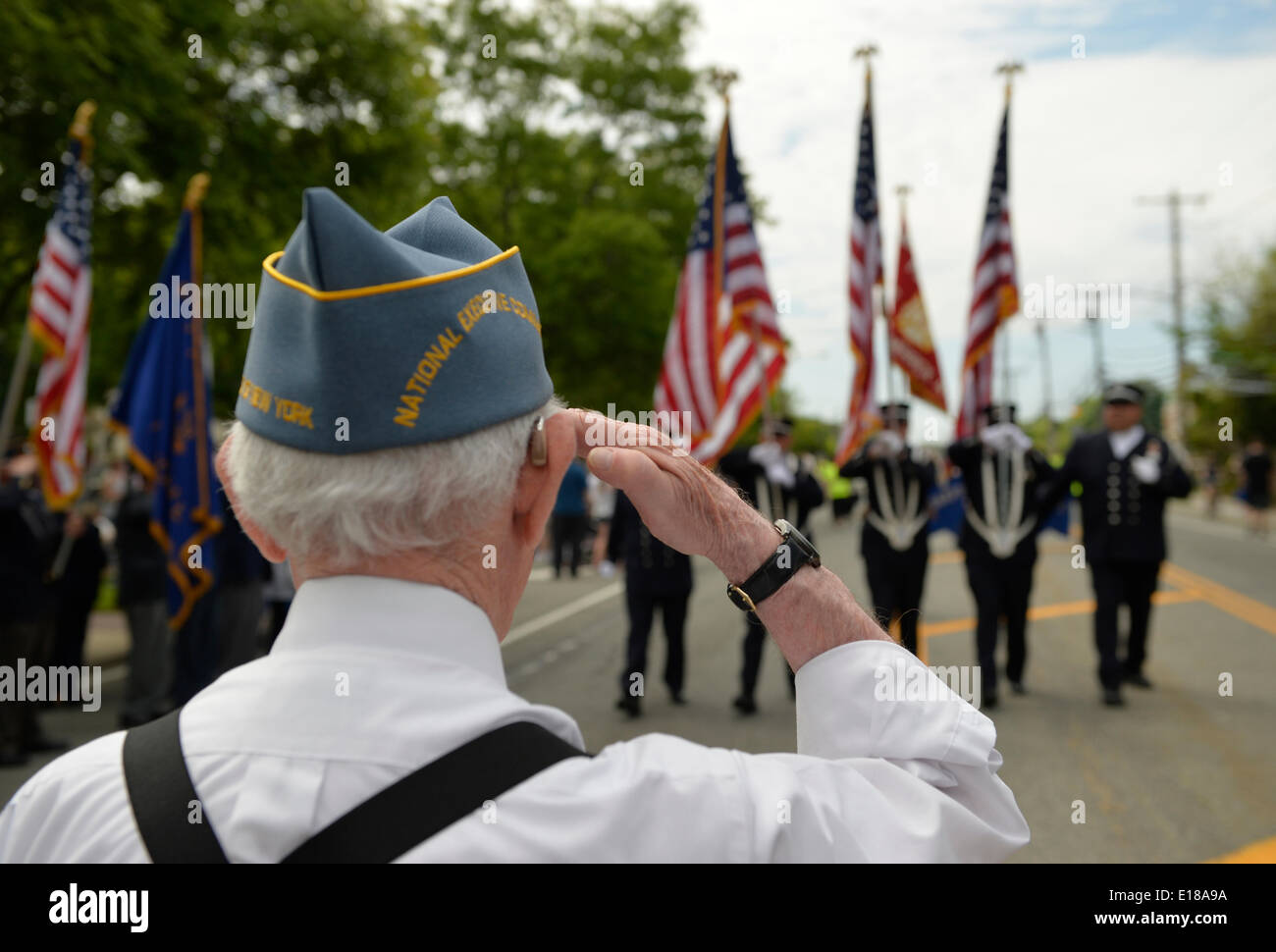 Merrick, New York, États-Unis - 26 mai 2014 - Un ancien combattant salue les pompiers défilant dans le Memorial Day Parade Merrick et cérémonie, organisée par l'American Legion Post 1282 du Merrick, rend hommage à ceux qui sont morts à la guerre tout en servant dans les forces armées des États-Unis. © Ann E Parry/Alamy Live News Crédit : Ann E Parry/Alamy Live News Banque D'Images