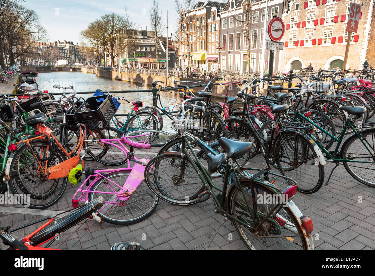 AMSTERDAM, Pays-Bas - 19 mars 2014 : Grand groupe de bicyclettes se tenir sur une place de parking Banque D'Images
