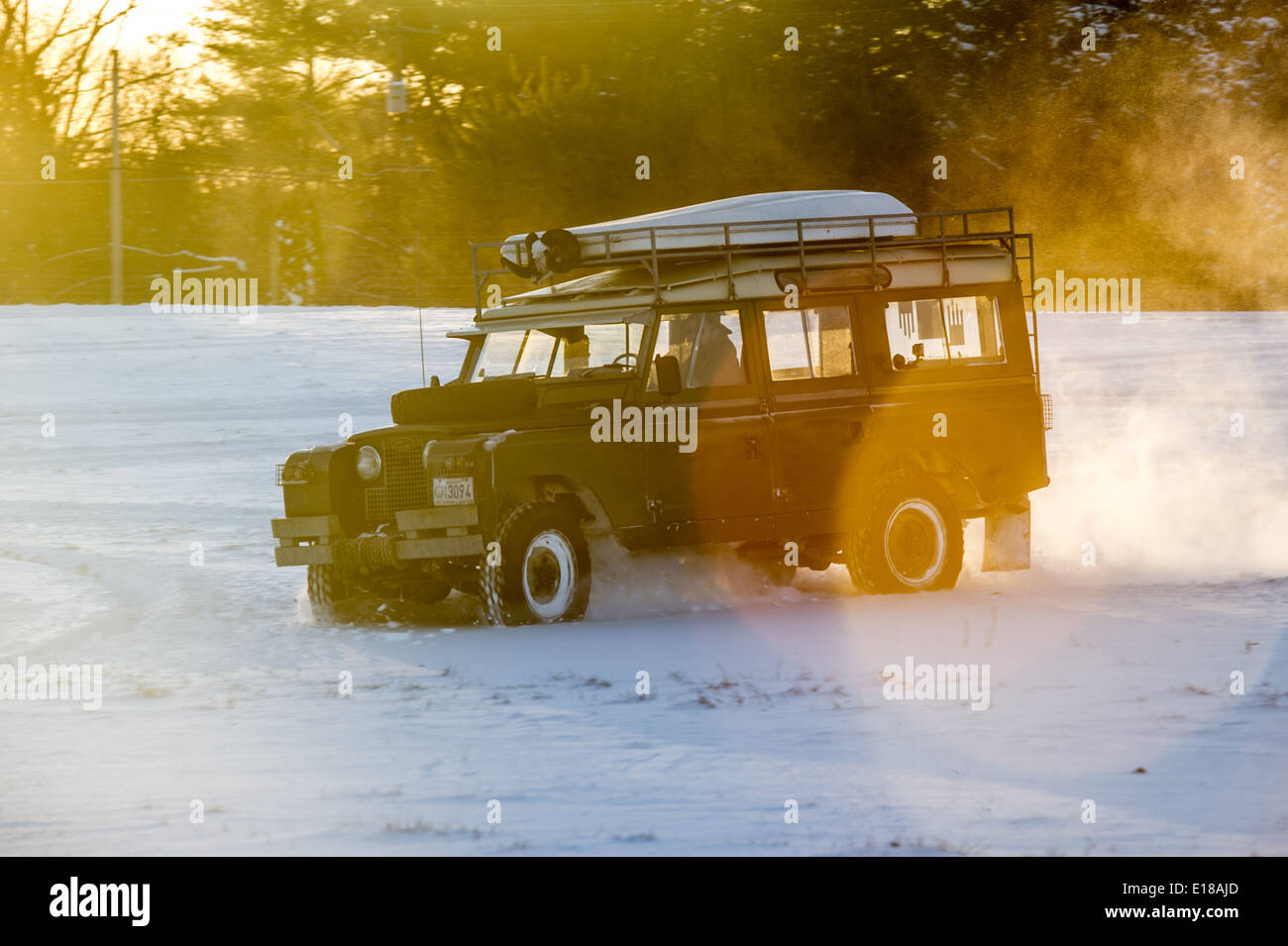 Land Rover Series 2a conduire dans la neige. Fallston, Maryland, USA Banque D'Images