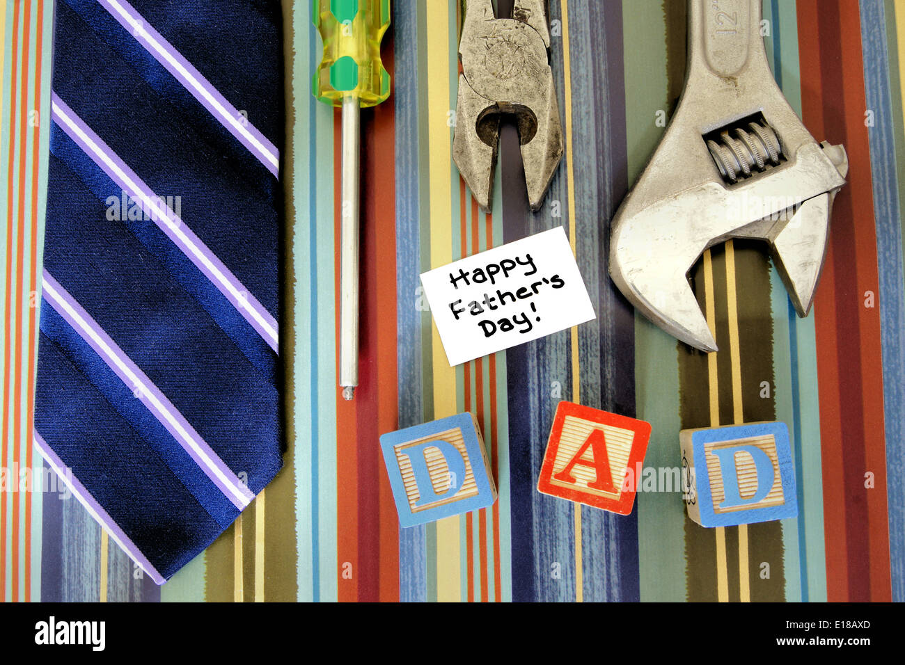 Collection d'outils avec des colliers et des pères jour tag sur un fond à motifs masculin Banque D'Images
