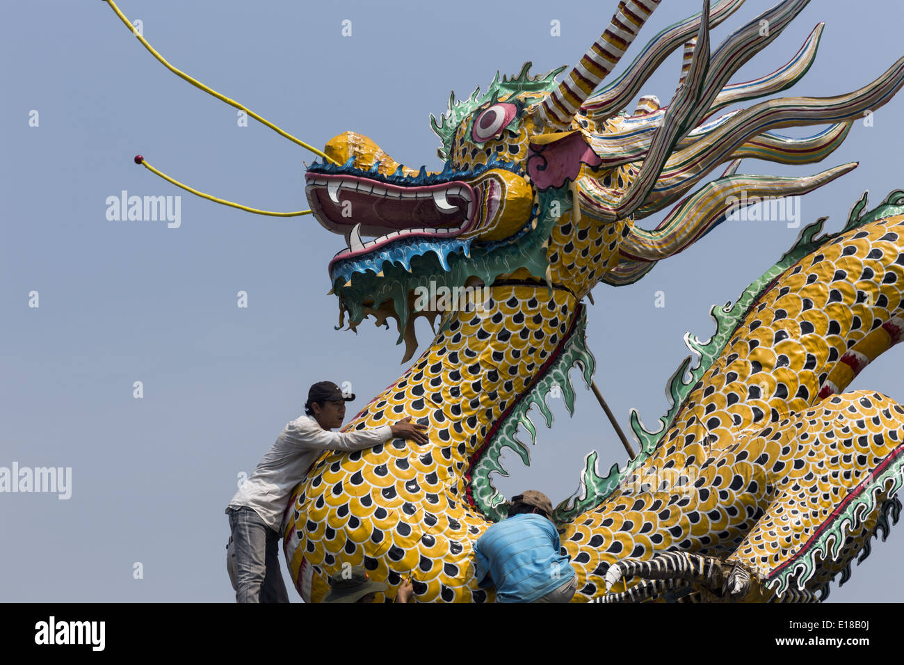 Un grand dragon dans les préparatifs de la ville impériale au prochain festival culturel de Hue Banque D'Images