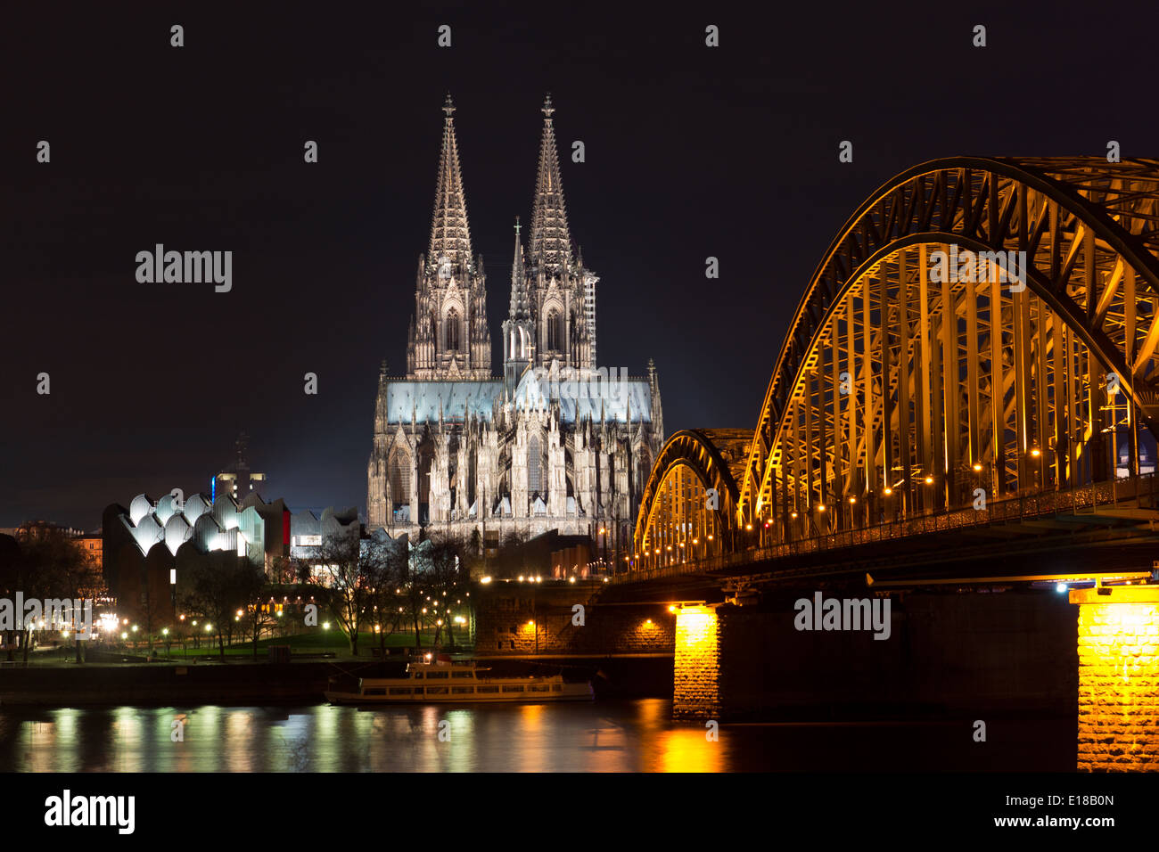 Vue sur la rivière de la cathédrale de Cologne et pont ferroviaire sur le Rhin, Allemagne Banque D'Images