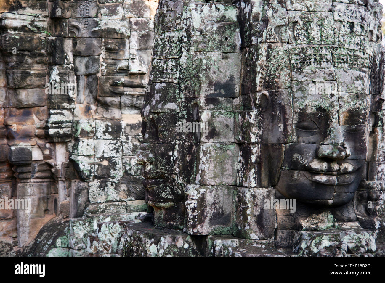 Visages de pierre géant au temple Bayon à Angkor Wat, au Cambodge Banque D'Images
