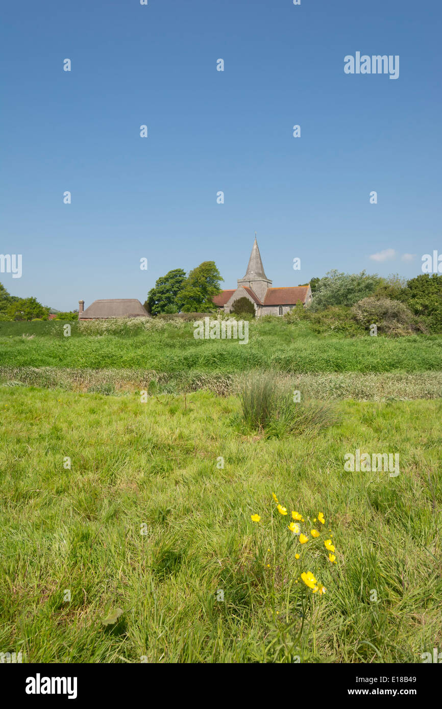 Une vue de l'église St Andrews et la maison du clergé dans la région de Seaford, un village pittoresque dans la vallée de la rivière Cuckmere dans Suss Banque D'Images