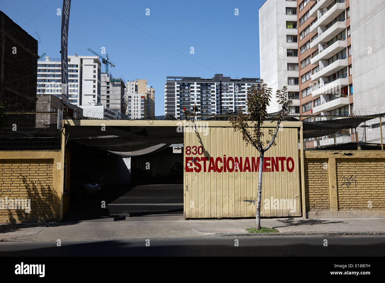 Parking couvert ouvert entre les bâtiments en centre-ville de Santiago du Chili Banque D'Images